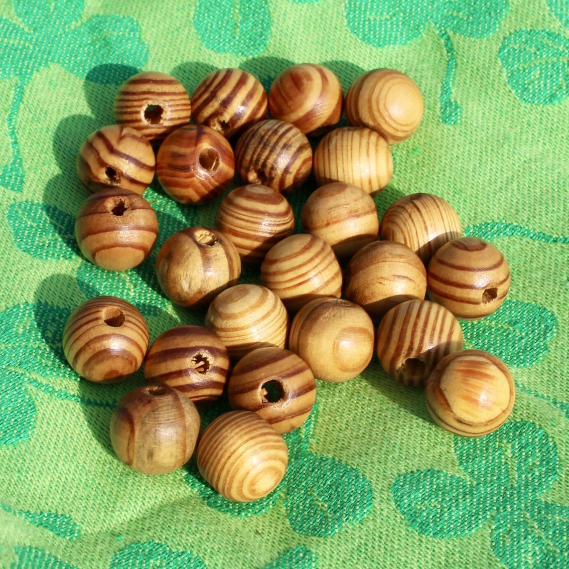Bolas y abalorios de madera de pino