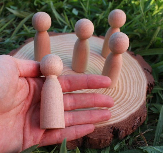 Figura cónica muñeco de madera natural
